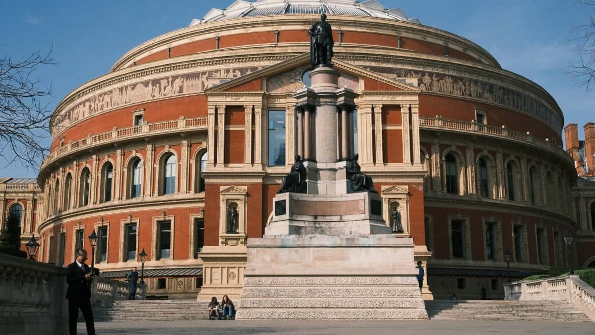 Marketer shqiptar: Gjej SoundCloud creatorë irlandezë për BTS