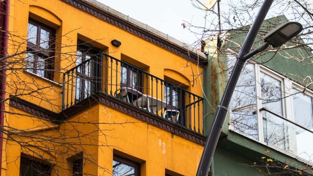 Udhezues praktik per reklamues ne Shqiperi: ku dhe si te gjesh krijues Pakistan Takatak per guida qyteti, bashkepunime lokale dhe strategji verifikuese.