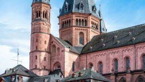 Udhezues praktik per krijuesit shqiptare: taktika te drejtperdrejta per te kontaktuar markat franceze ne SoundCloud dhe per te ndertuar hype per lancime produktesh.