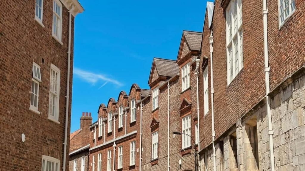 Udhezues praktik per krijuesit ne Shqiperi: si te kontaktoni brandet daneze ne Rumble dhe te prezantoni transformime para-pas qe shnderrojne bashkepunime ne marreveshje reale.